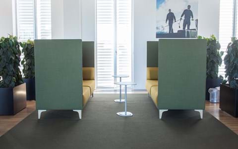 løst tæppe i filt på kontor